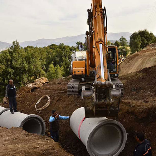 Kanalizasyon borusu değişimi sırasında gerçekleştirilen ana hat onarımı ve yeni beton boru montajı çalışması.
